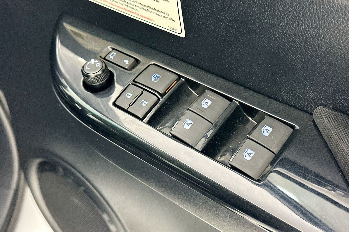 2020 Toyota HILUX SR5 (4x4) GUN126R FACELIFT 4X4