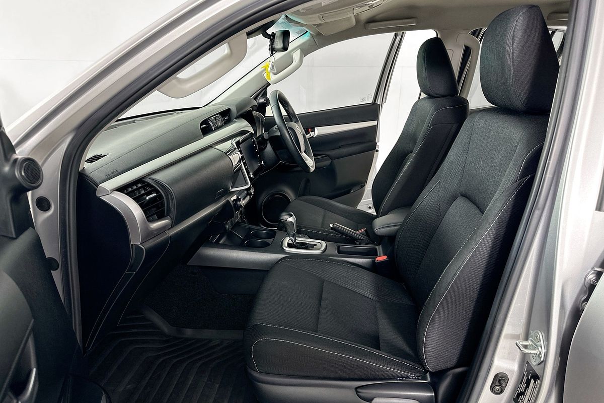 2020 Toyota HILUX SR5 (4x4) GUN126R FACELIFT 4X4