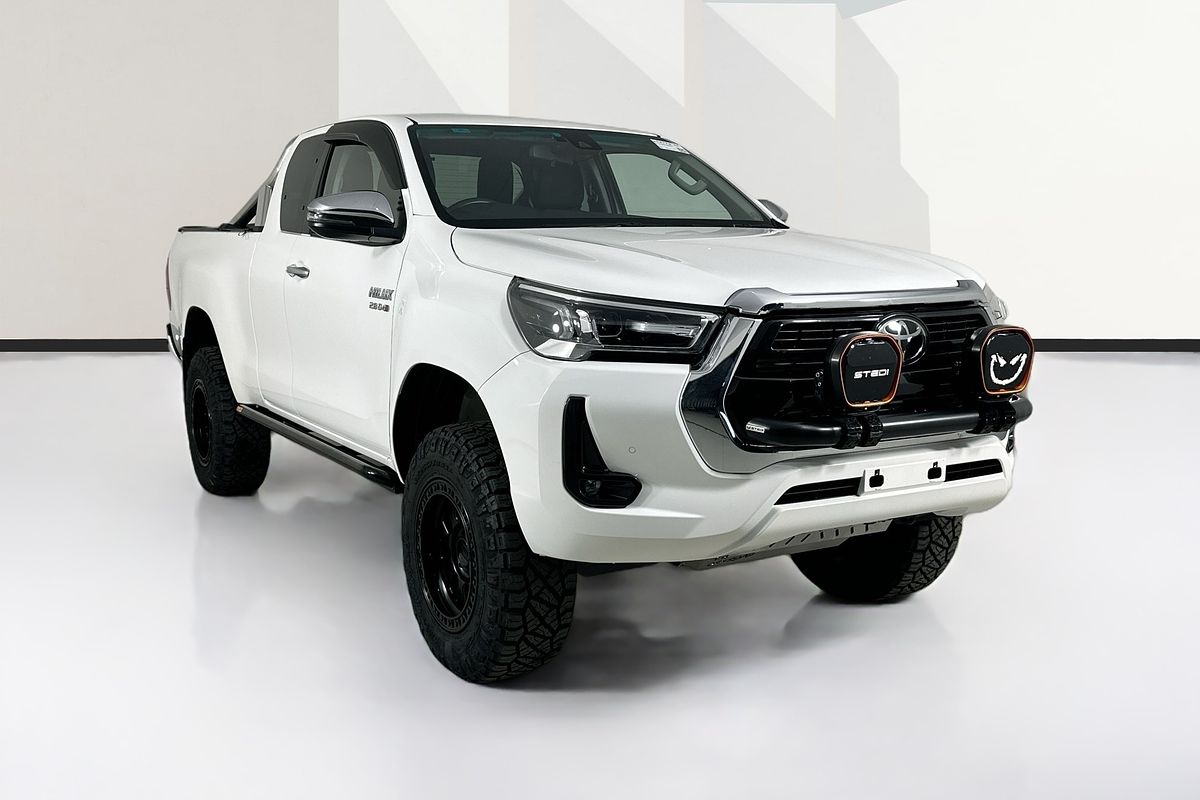 2023 Toyota HILUX SR5 (4x4) GUN126R 4X4
