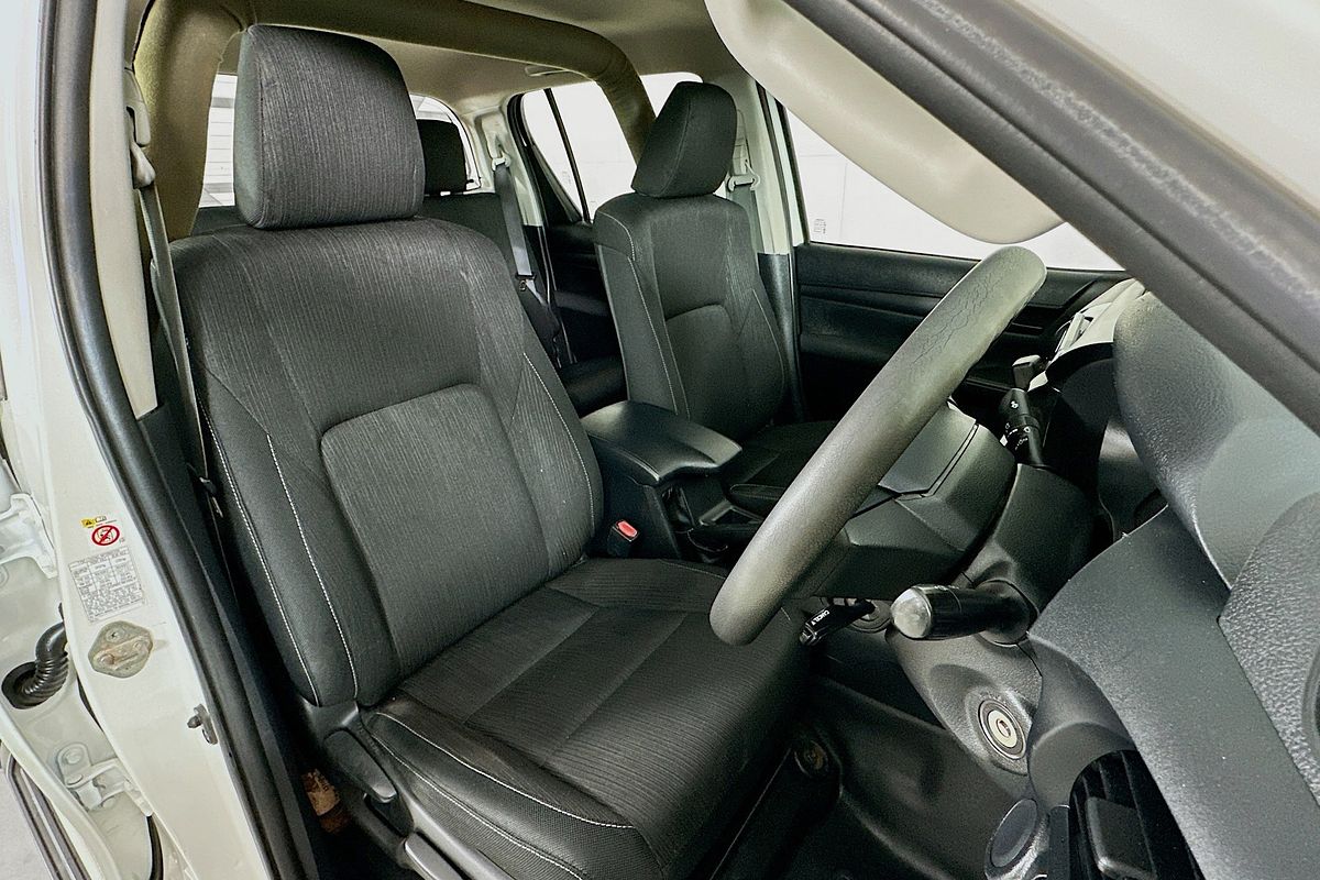2017 Toyota HILUX SR (4x4) GUN126R 4X4