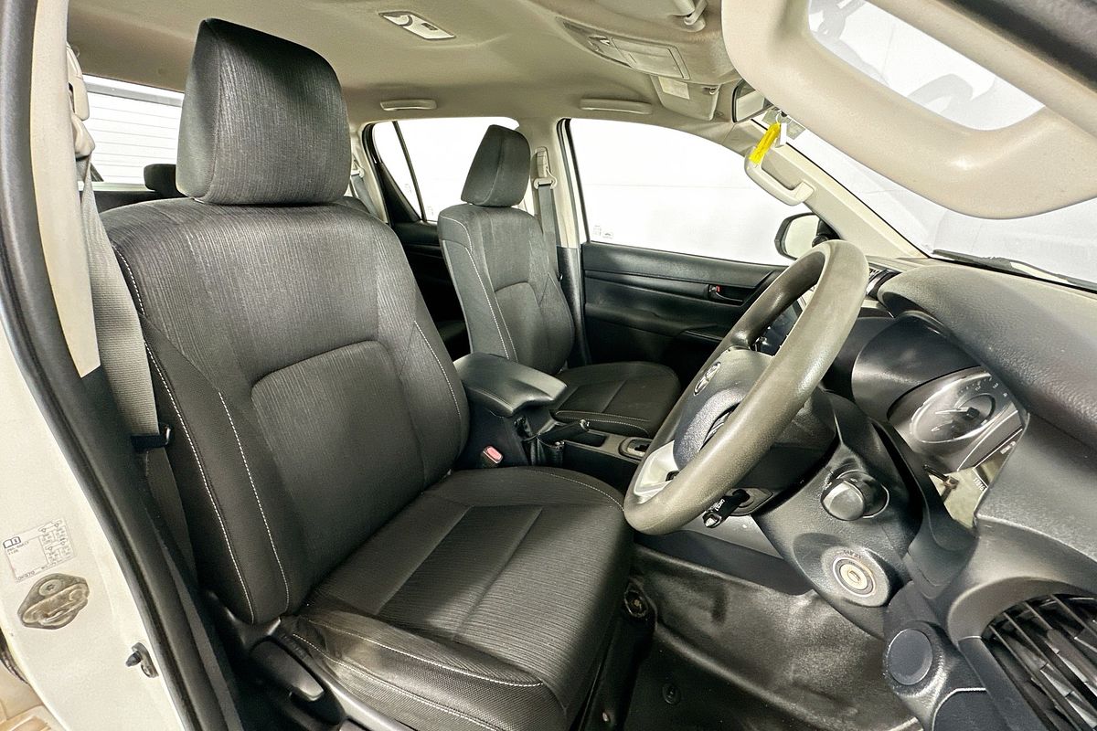 2020 Toyota HILUX SR (4x4) GUN126R FACELIFT 4X4