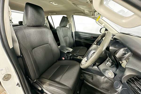 2020 Toyota HILUX SR (4x4) GUN126R FACELIFT 4X4