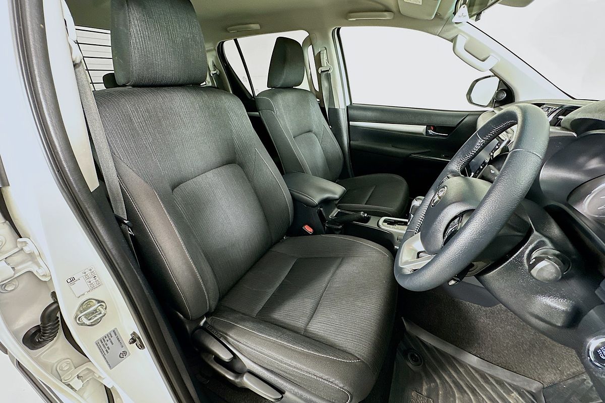 2021 Toyota HILUX SR5 (4x4) GUN126R FACELIFT 4X4
