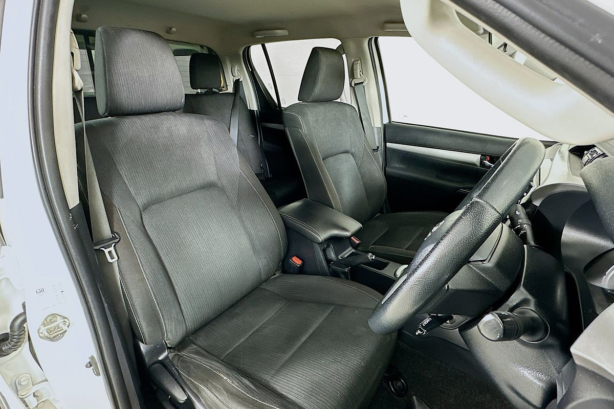 2020 Toyota HILUX SR5 (4x4) GUN126R FACELIFT 4X4
