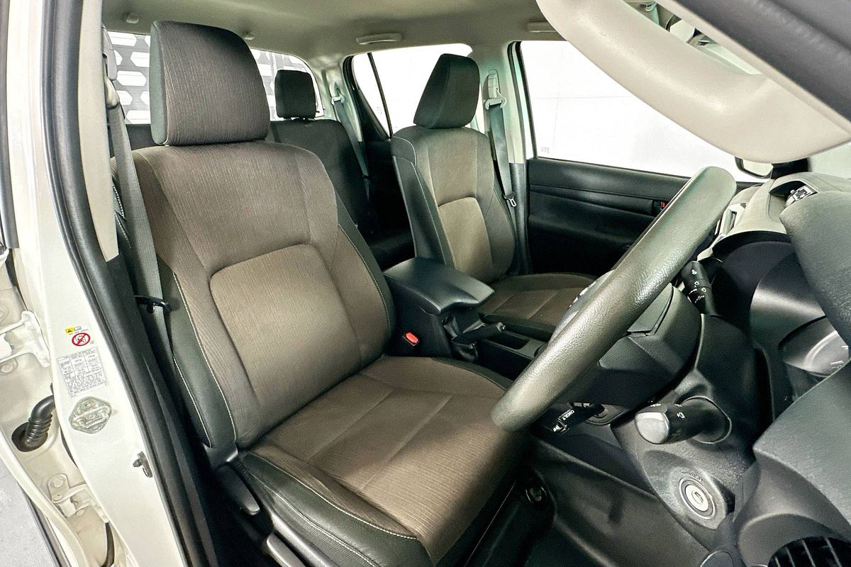 2017 Toyota HILUX SR (4x4) GUN126R 4X4