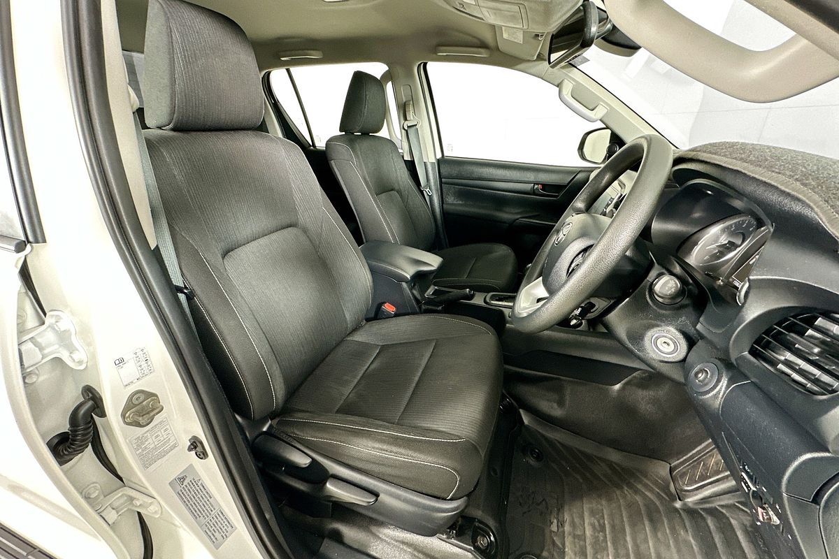 2020 Toyota HILUX SR (4x4) GUN126R FACELIFT 4X4