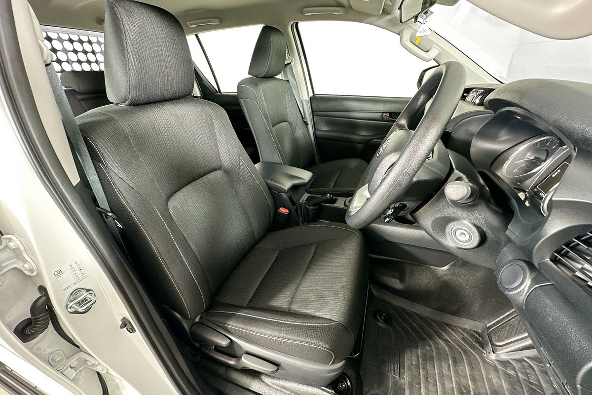 2025 Toyota HILUX SR (4x4) STEEL WHEELS GUN126R RC 4X4