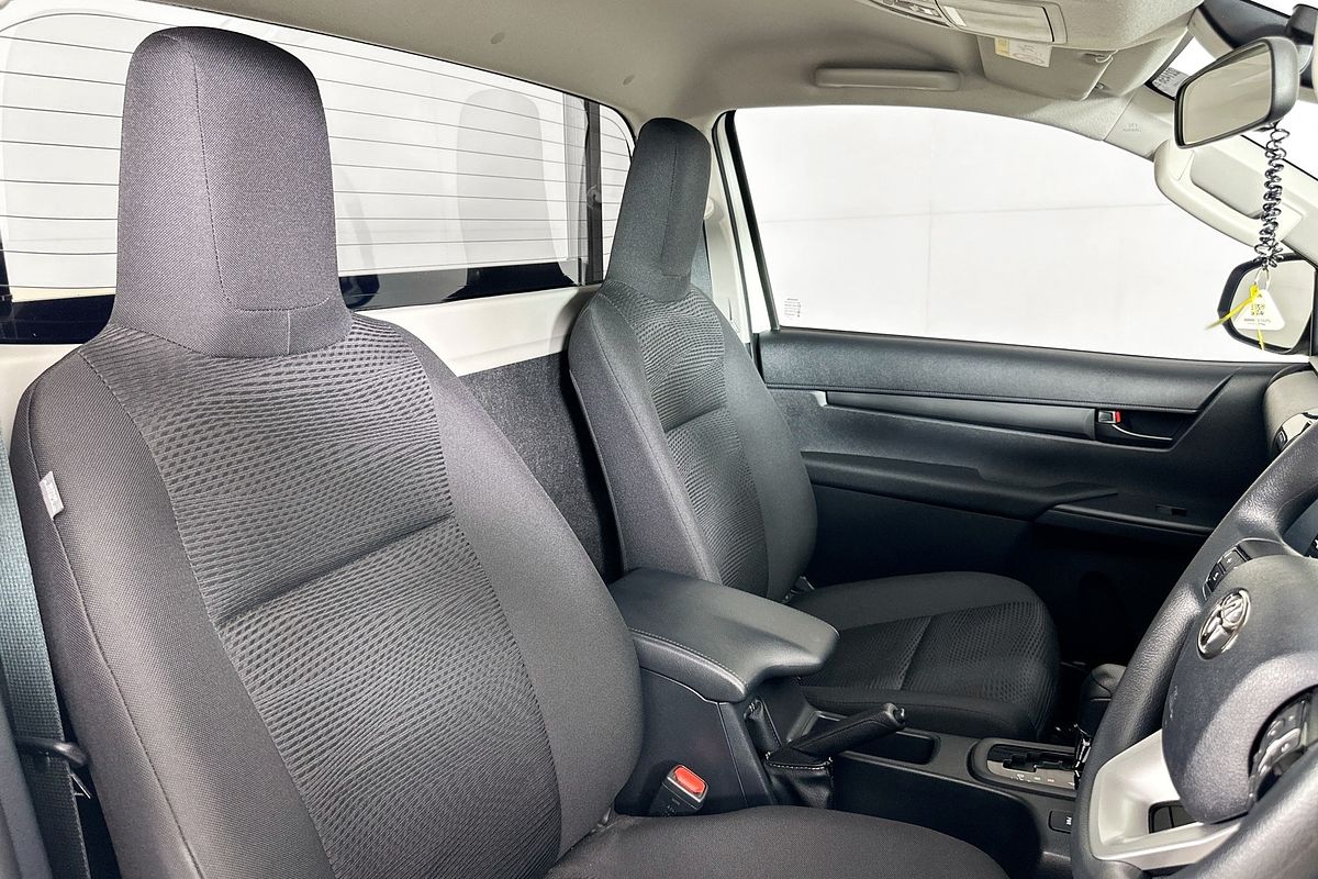 2025 Toyota HILUX SR (4x4) GUN126R RC 4X4