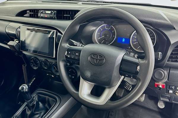 2017 Toyota HILUX SR (4x4) GUN126R 4X4