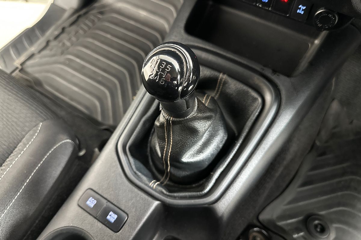 2016 Toyota HILUX SR (4x4) GUN126R 4X4