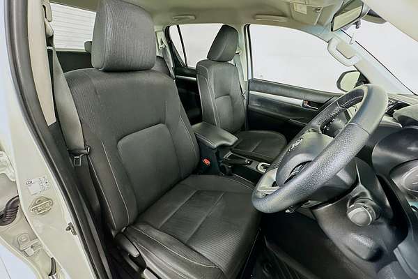 2021 Toyota HILUX SR5 (4x4) GUN126R FACELIFT 4X4