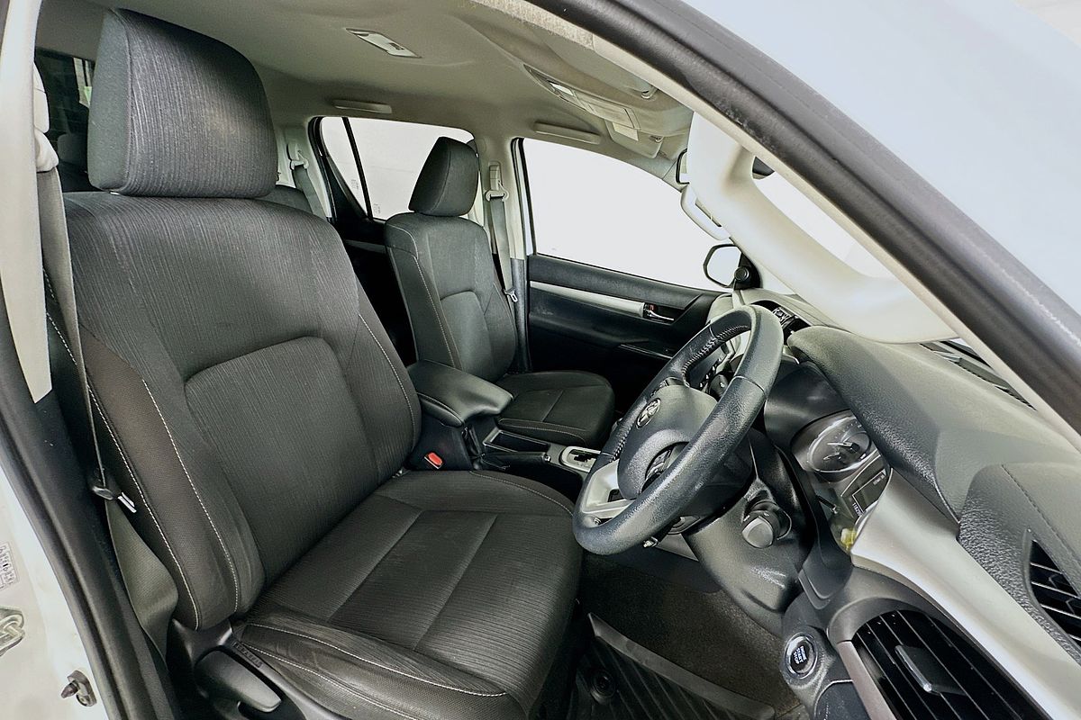 2020 Toyota HILUX SR5 (4x4) GUN126R FACELIFT 4X4