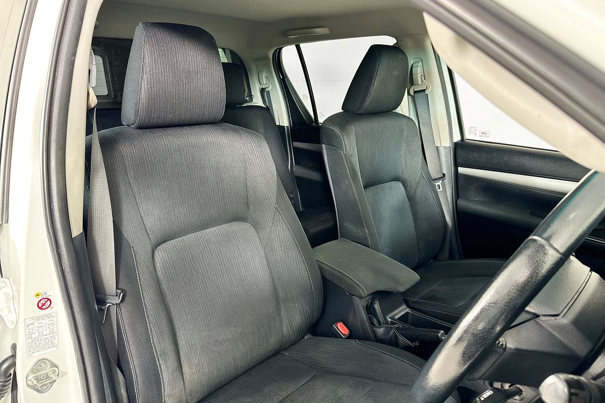 2015 Toyota HILUX SR5 (4x4) GUN126R 4X4