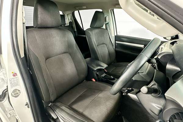 2017 Toyota HILUX SR5 (4x4) GUN126R 4X4