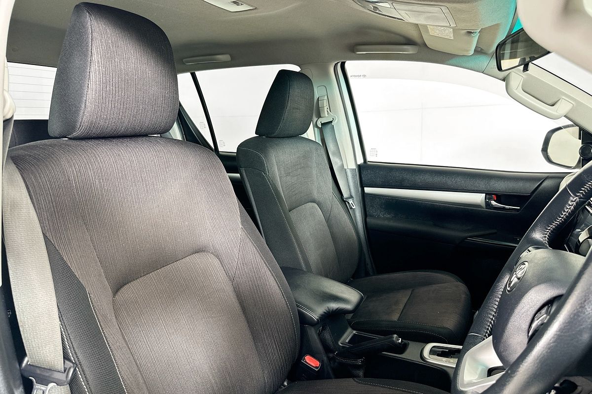 2017 Toyota HILUX SR5 (4x4) GUN126R 4X4