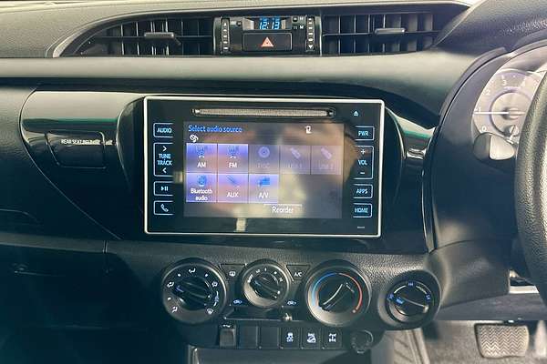 2017 Toyota HILUX SR (4x4) GUN126R 4X4