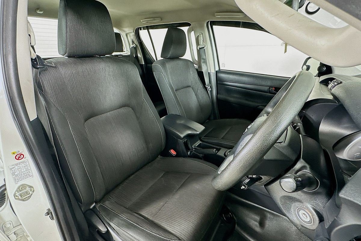 2017 Toyota HILUX SR (4x4) GUN126R 4X4