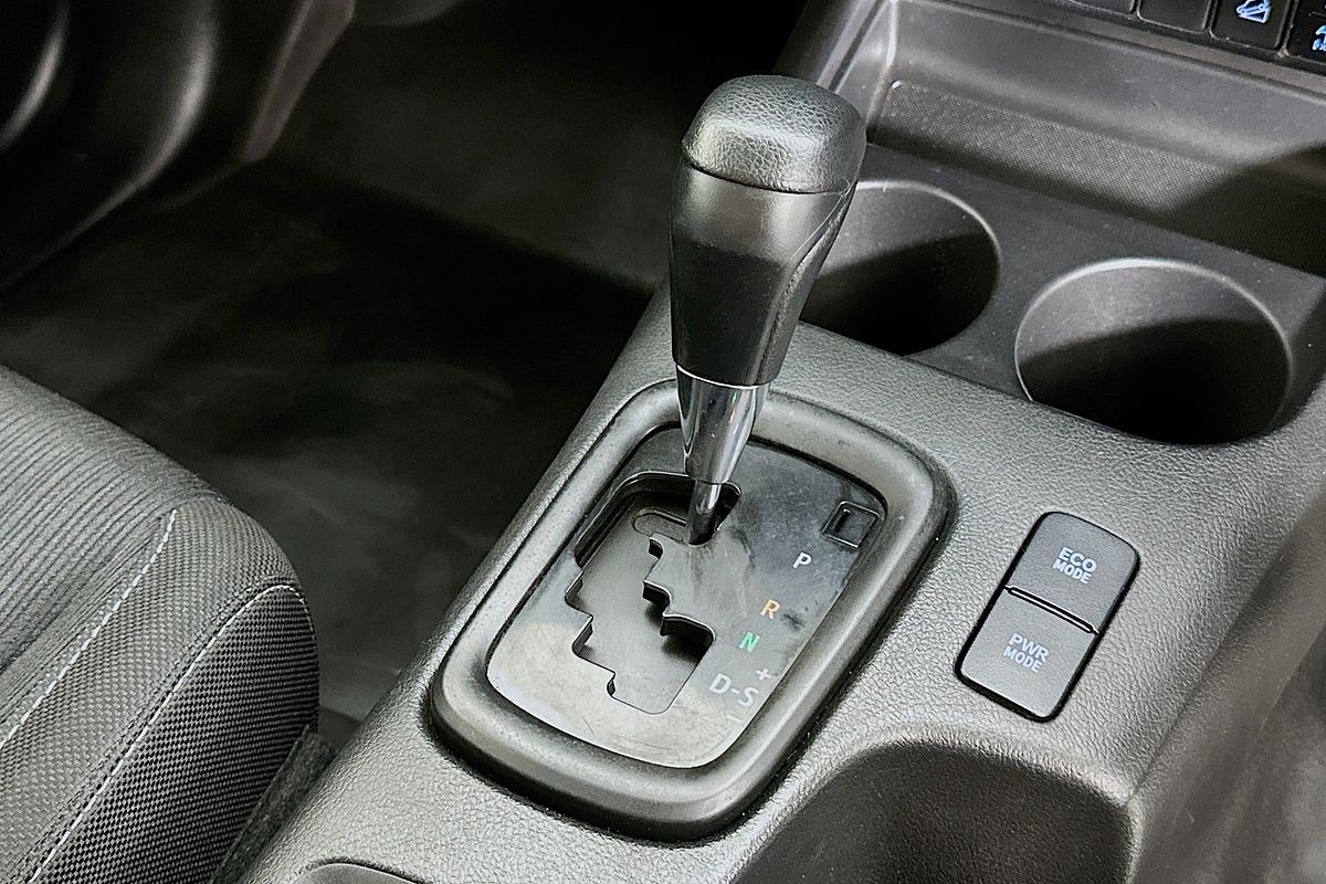 2020 Toyota HILUX SR (4x4) GUN126R FACELIFT 4X4