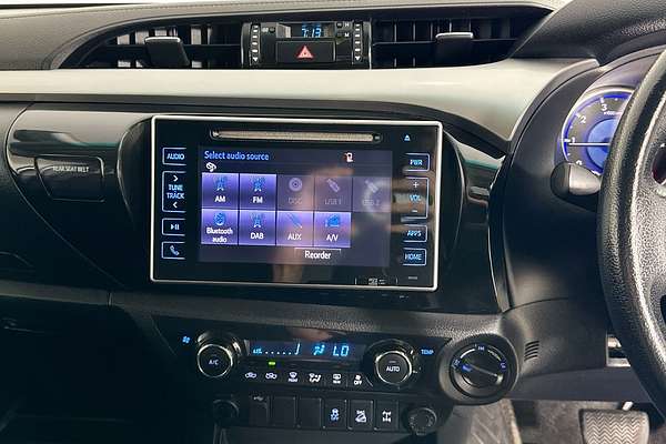2015 Toyota HILUX SR5 (4x4) GUN126R 4X4
