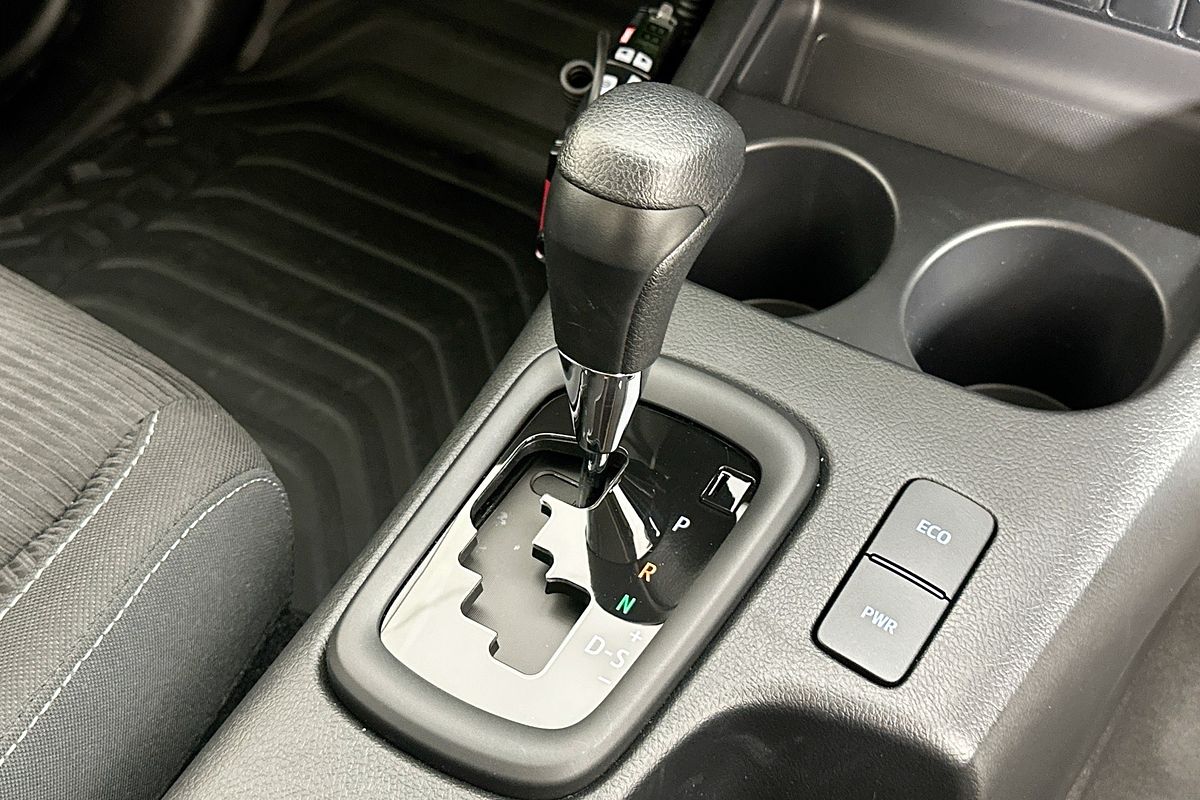 2025 Toyota HILUX SR (4x4) GUN126R RC 4X4