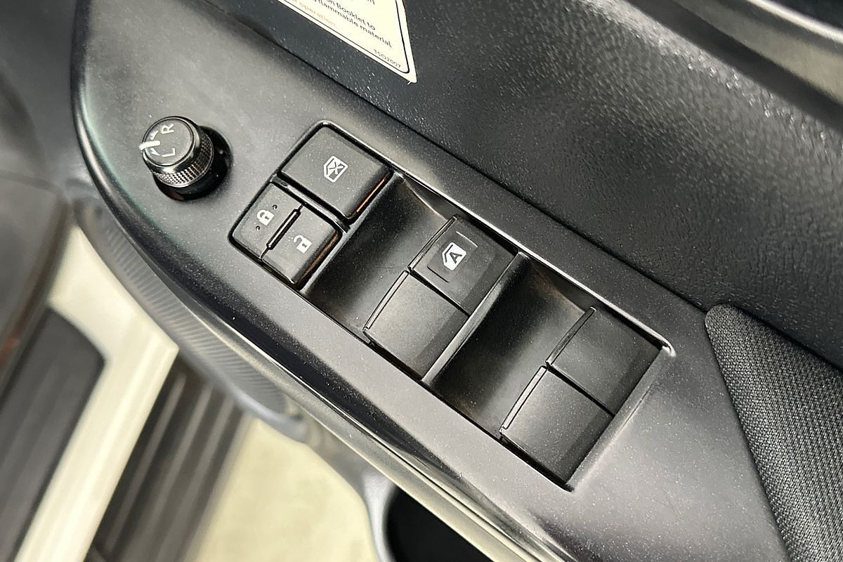 2021 Toyota HILUX SR (4x4) GUN126R FACELIFT 4X4