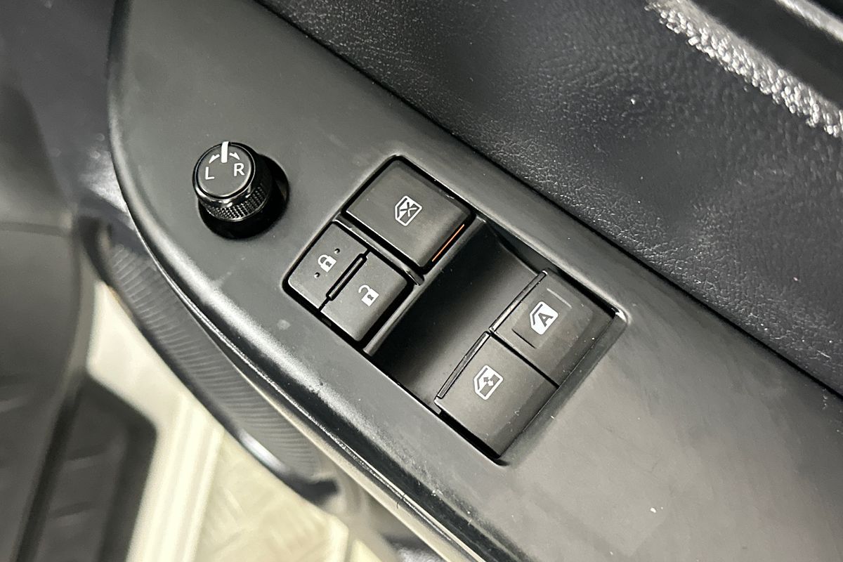 2016 Toyota HILUX SR (4x4) GUN126R 4X4