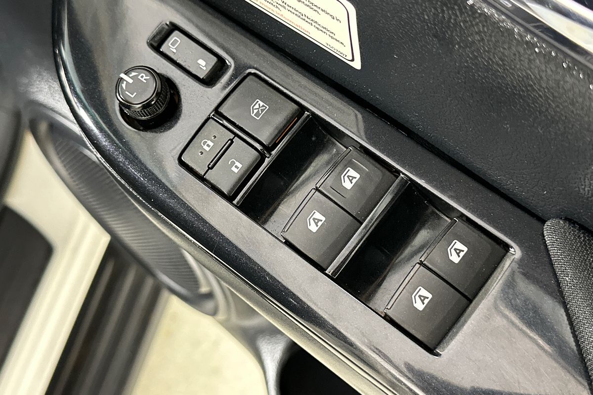 2021 Toyota HILUX SR5 (4x4) GUN126R FACELIFT 4X4