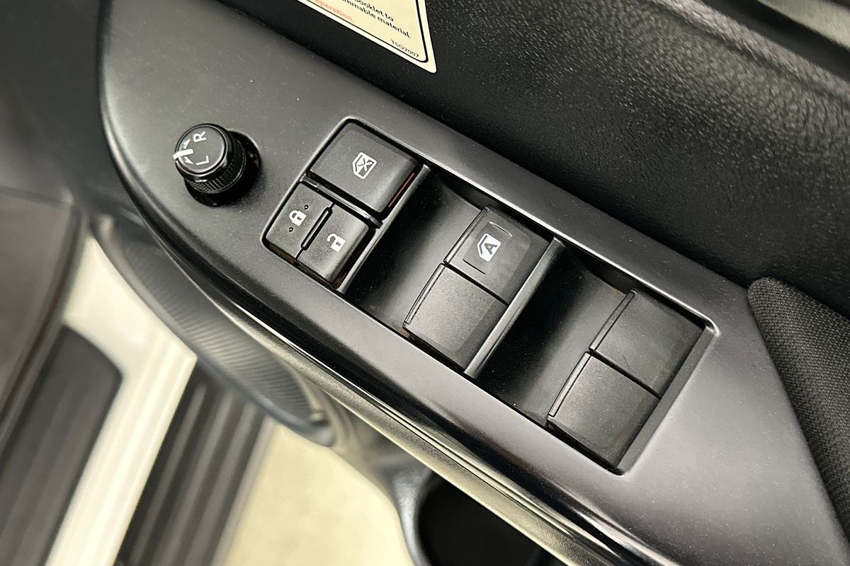 2020 Toyota HILUX SR (4x4) GUN126R FACELIFT 4X4