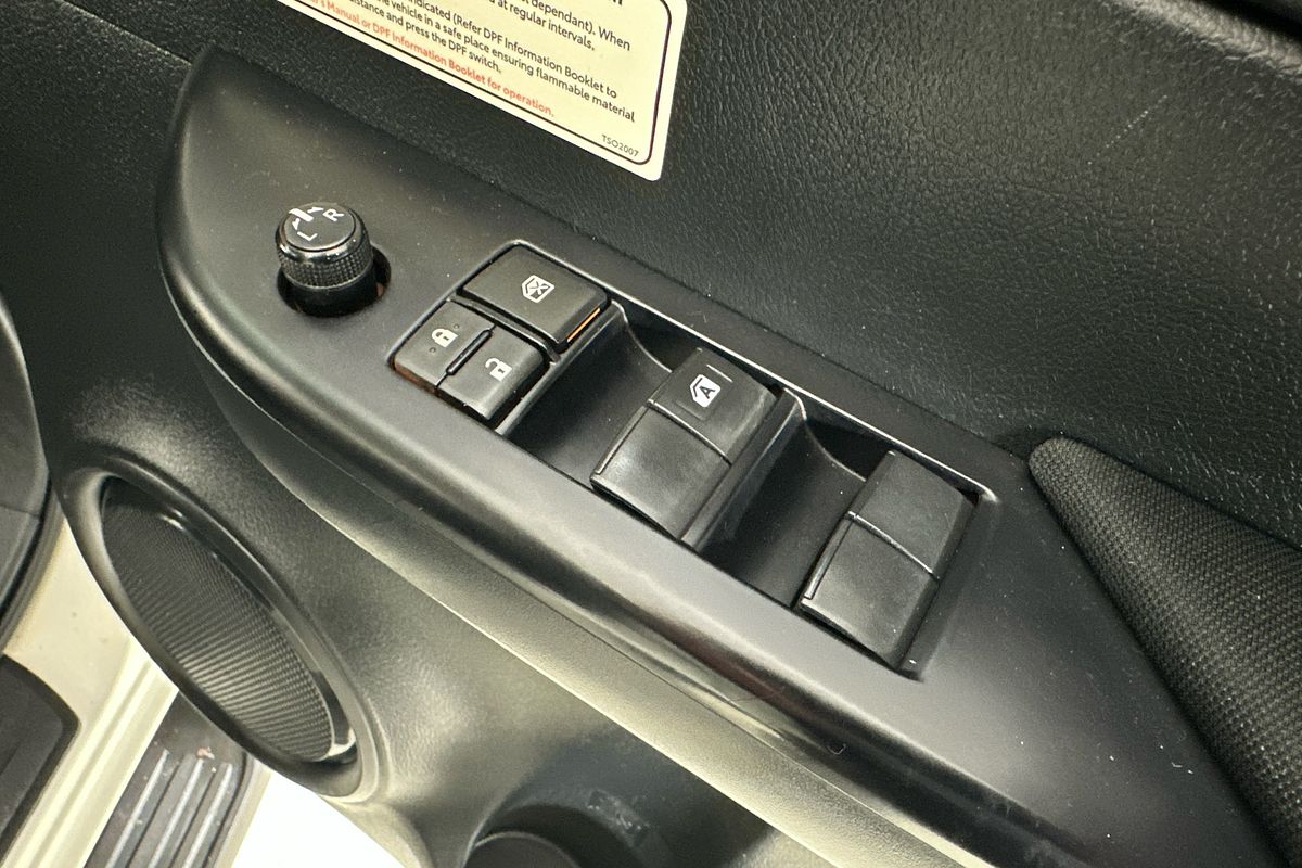 2020 Toyota HILUX SR (4x4) GUN126R FACELIFT 4X4