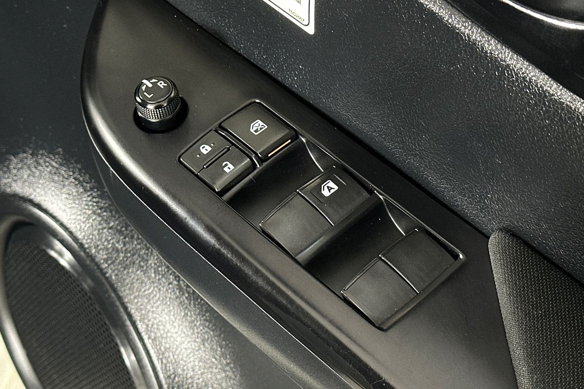 2020 Toyota HILUX SR (4x4) GUN126R FACELIFT 4X4