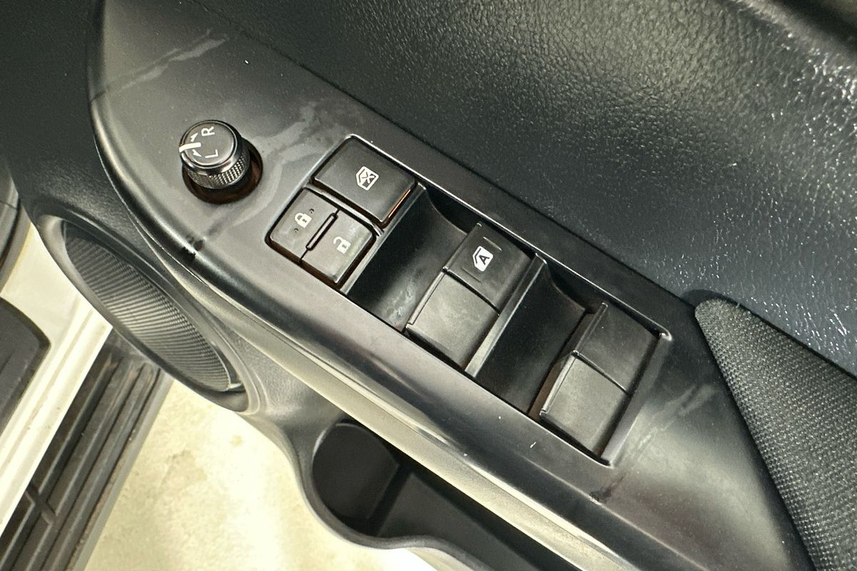 2020 Toyota HILUX SR (4x4) GUN126R FACELIFT 4X4