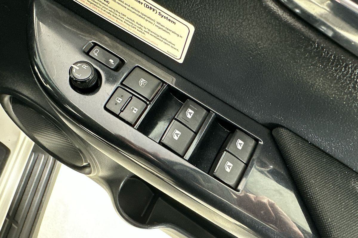 2021 Toyota HILUX SR5 (4x4) GUN126R FACELIFT 4X4