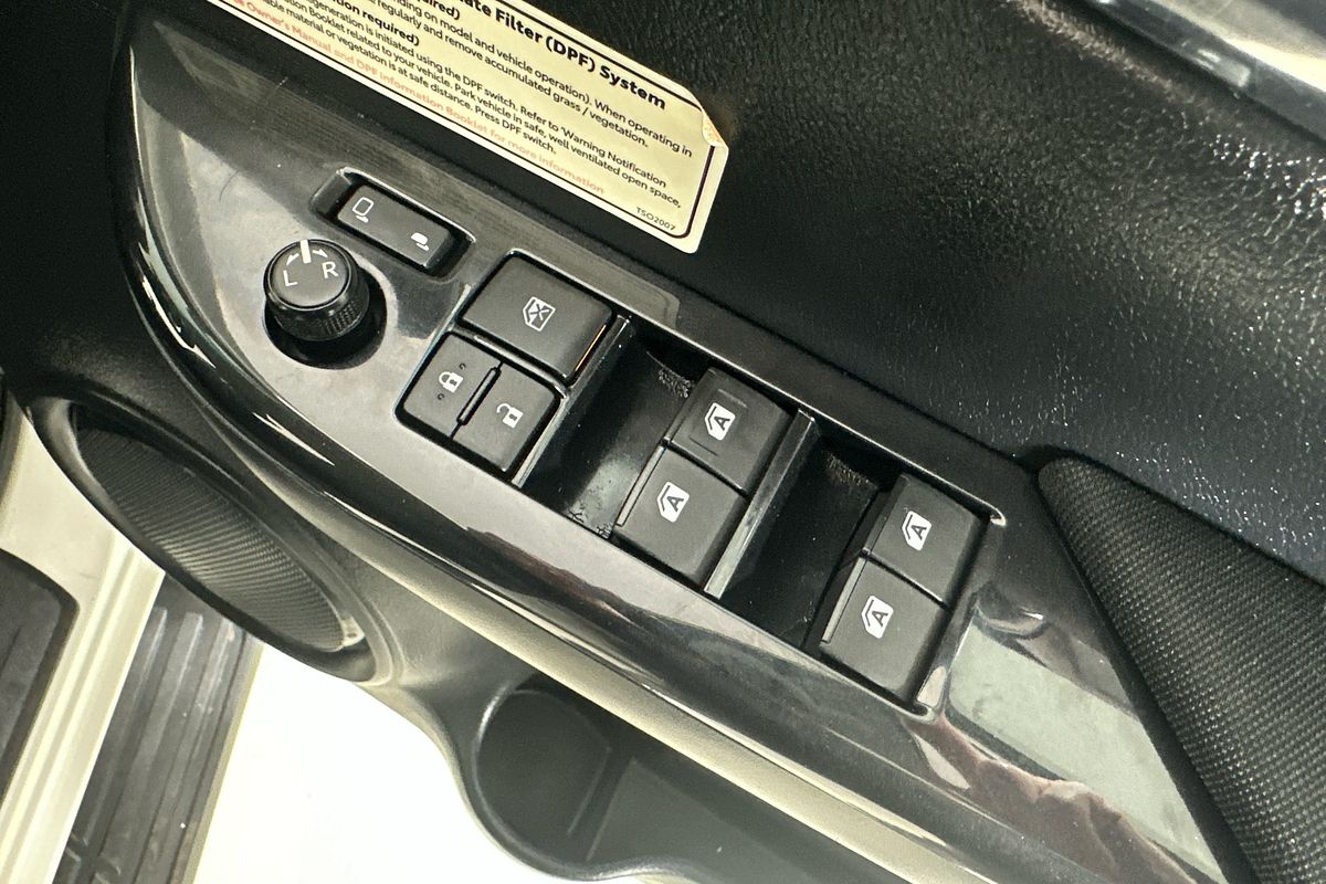 2021 Toyota HILUX SR5 (4x4) GUN126R FACELIFT 4X4