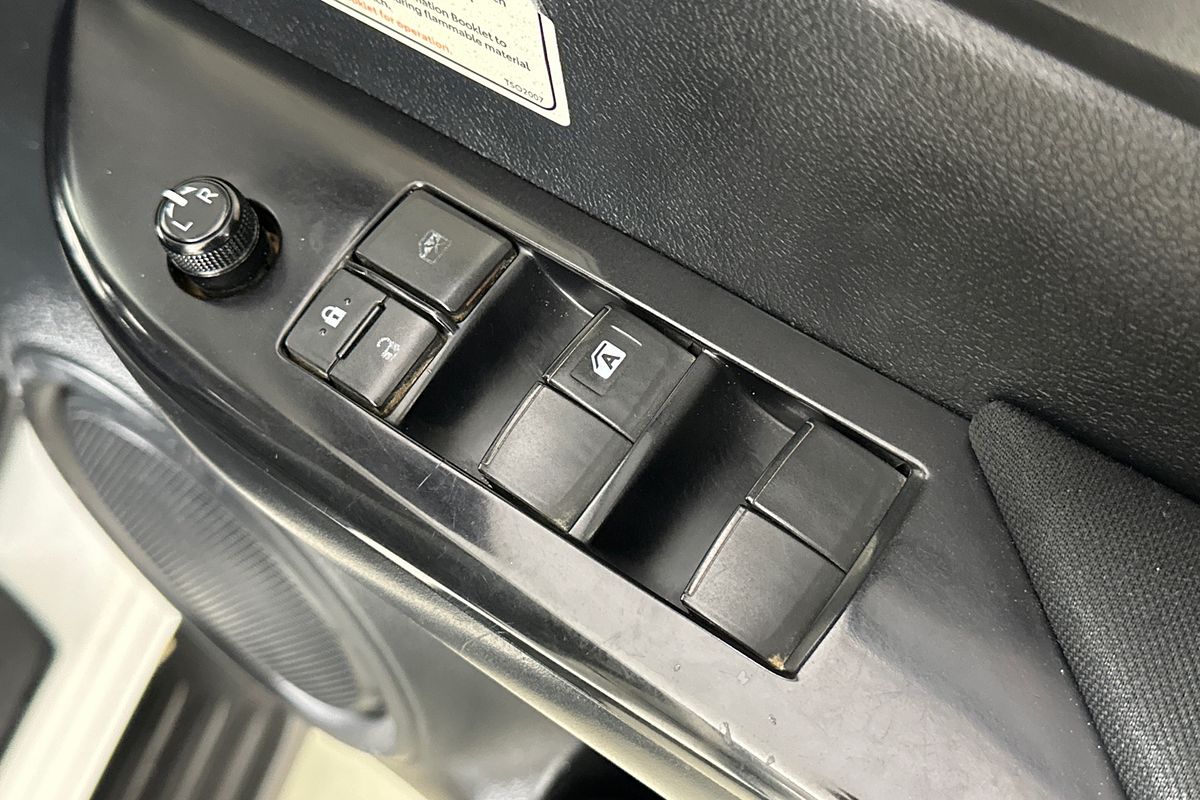 2021 Toyota HILUX SR (4x4) GUN126R FACELIFT 4X4