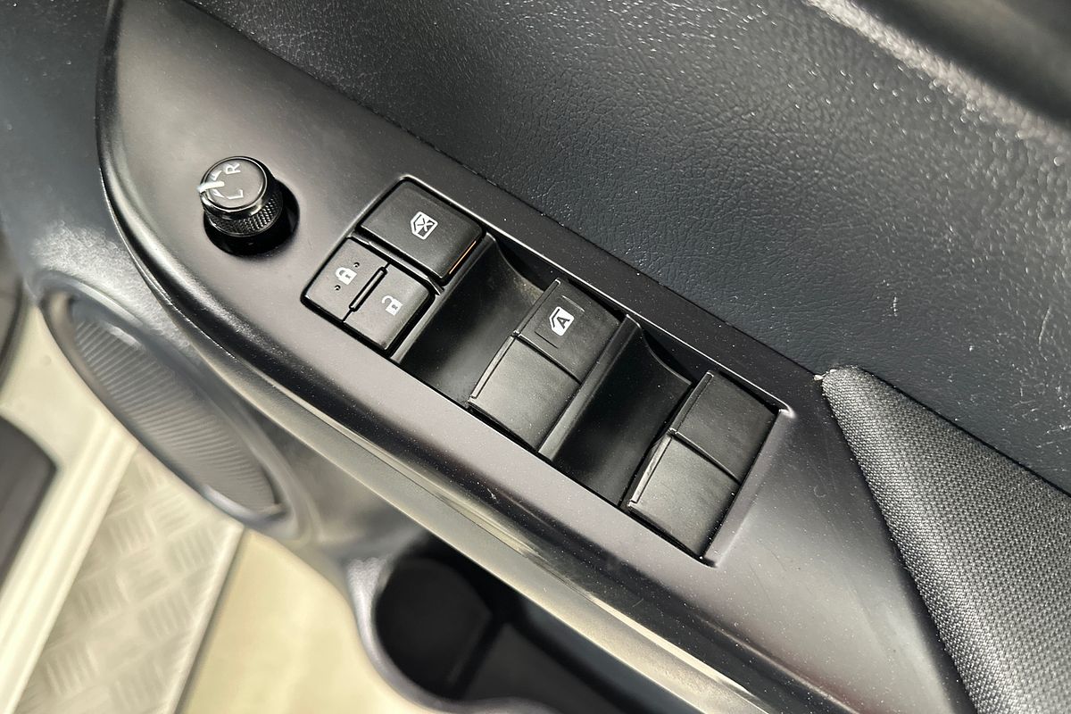 2020 Toyota HILUX SR (4x4) GUN126R FACELIFT 4X4