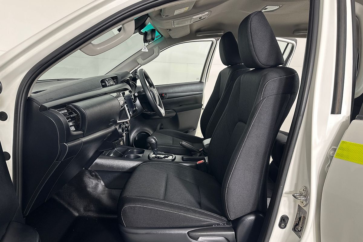 2020 Toyota HILUX SR (4x4) GUN126R FACELIFT 4X4