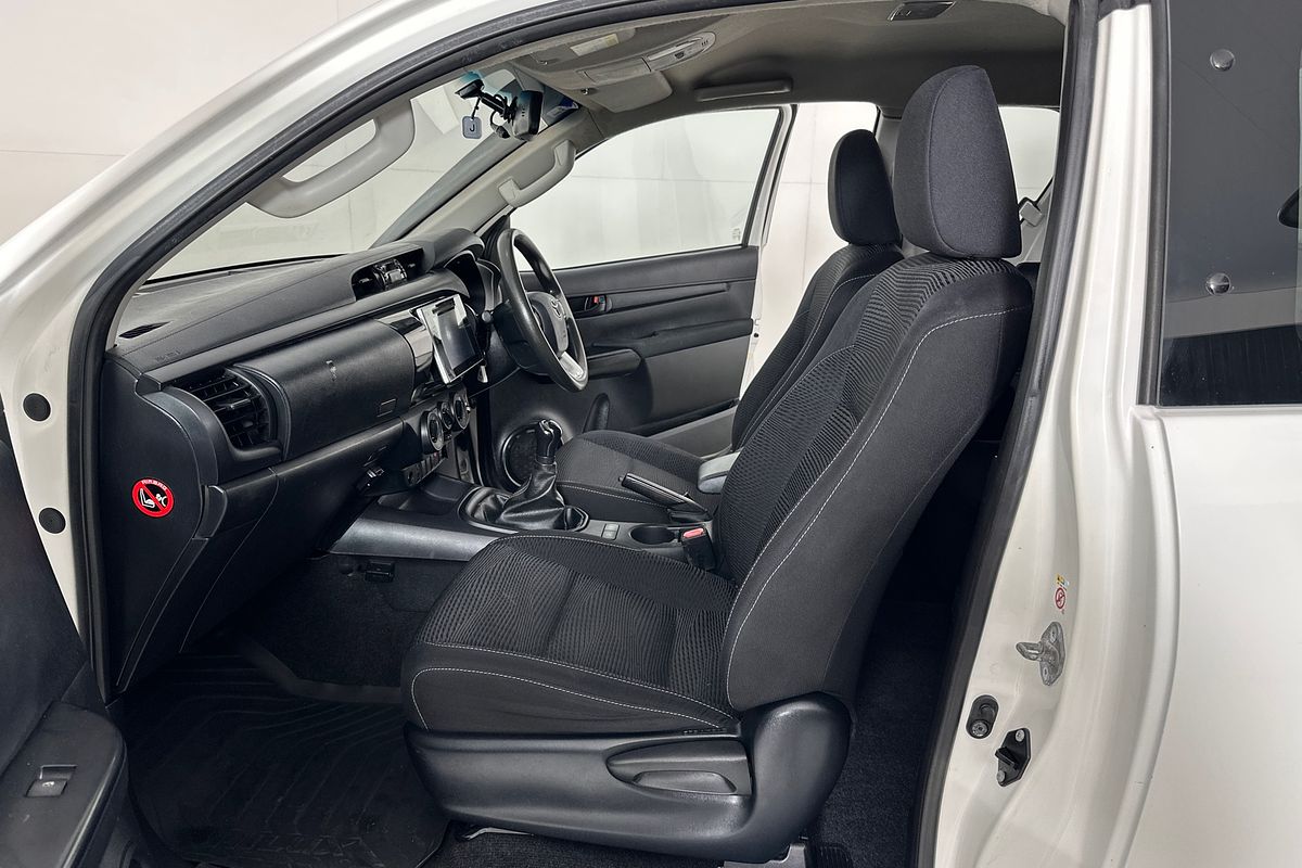2016 Toyota HILUX SR (4x4) GUN126R 4X4