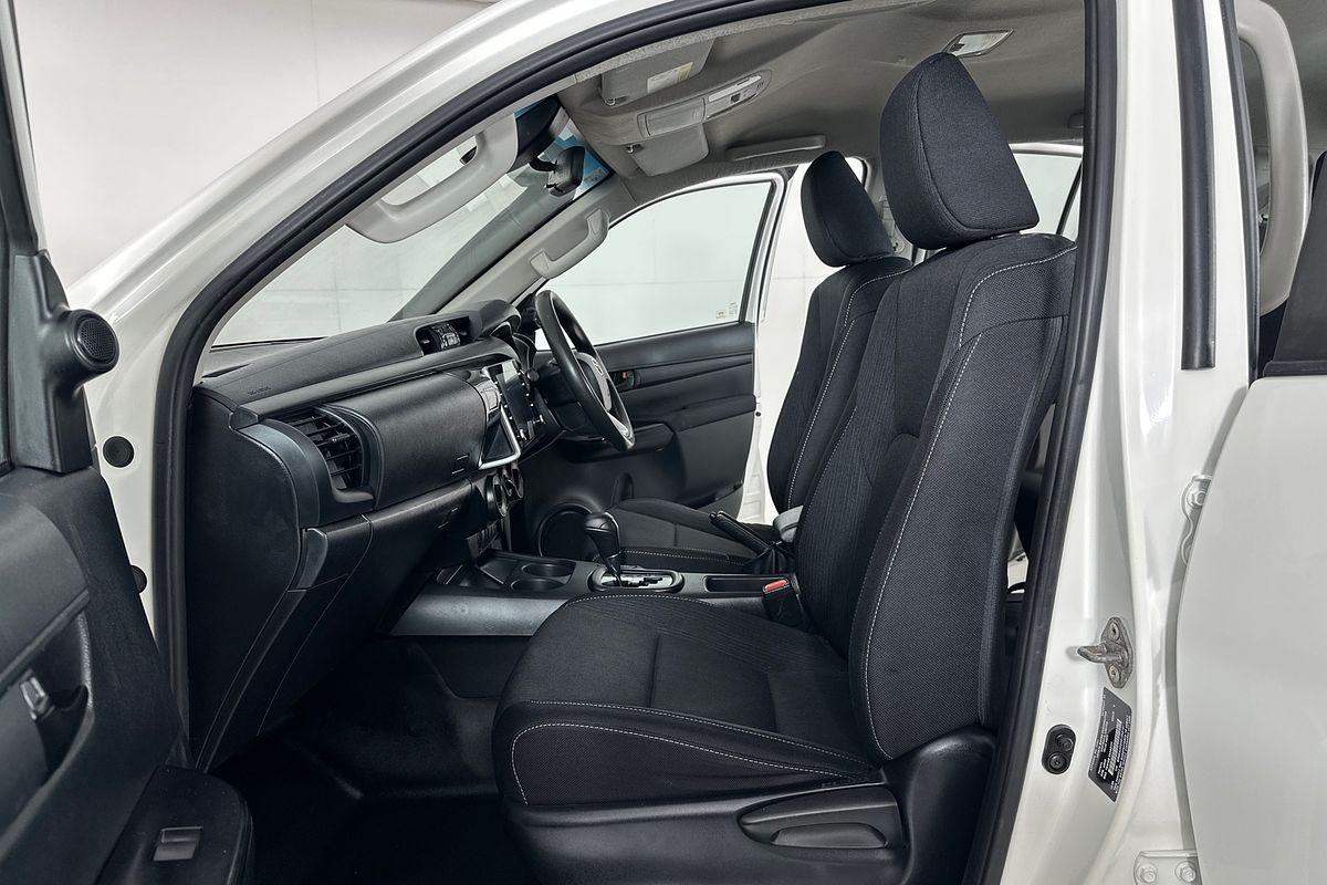 2020 Toyota HILUX SR (4x4) GUN126R FACELIFT 4X4