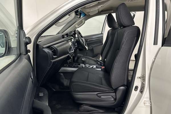 2020 Toyota HILUX SR (4x4) GUN126R FACELIFT 4X4