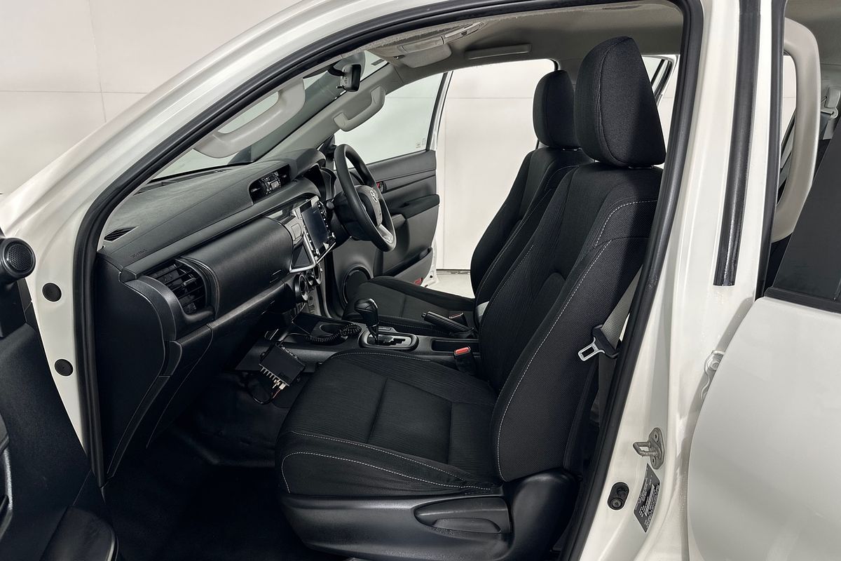 2020 Toyota HILUX SR (4x4) GUN126R FACELIFT 4X4