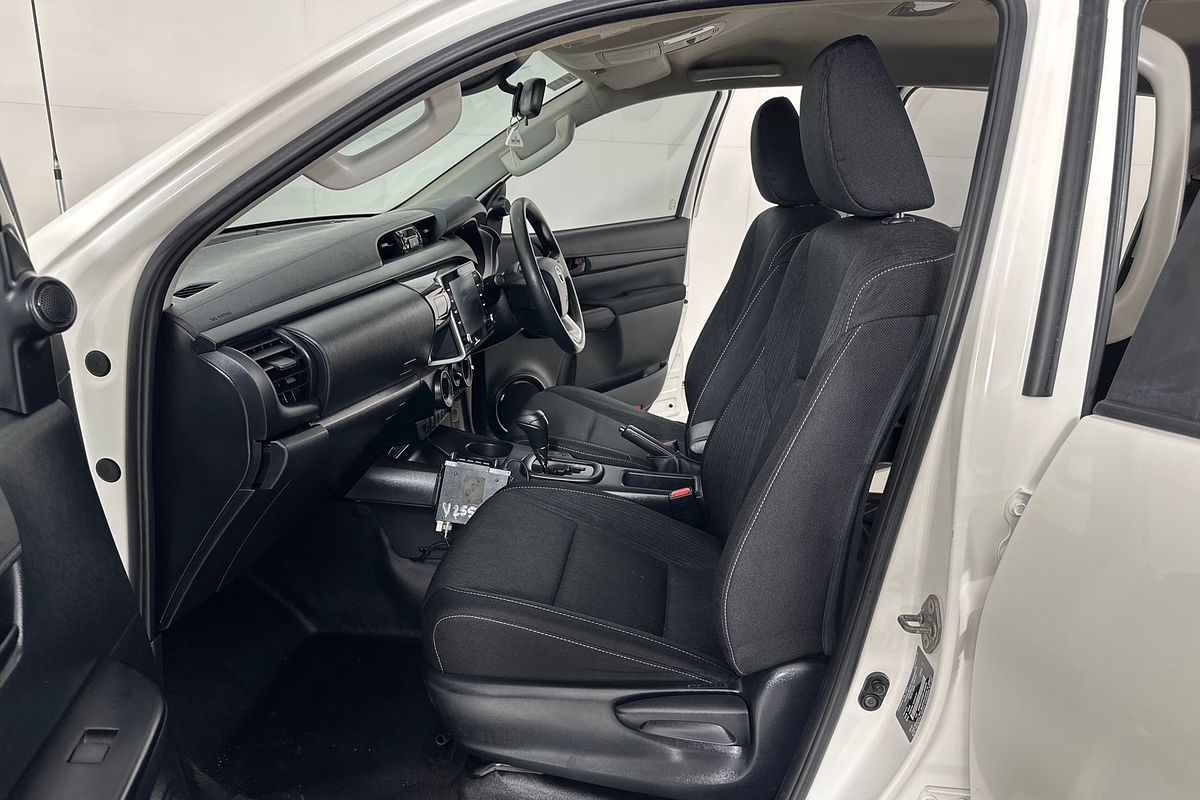 2021 Toyota HILUX SR (4x4) GUN126R FACELIFT 4X4