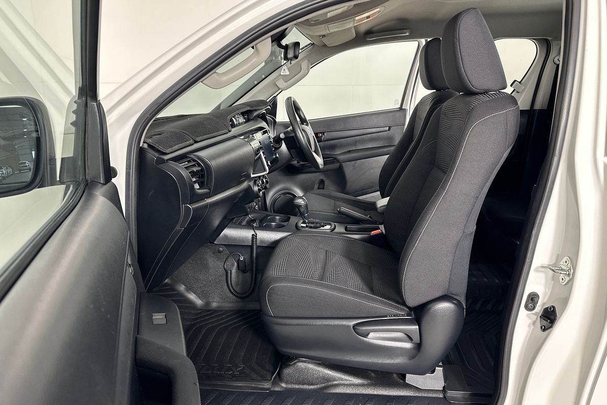 2020 Toyota Hilux SR (4x4) GUN126R FACELIFT 4X4