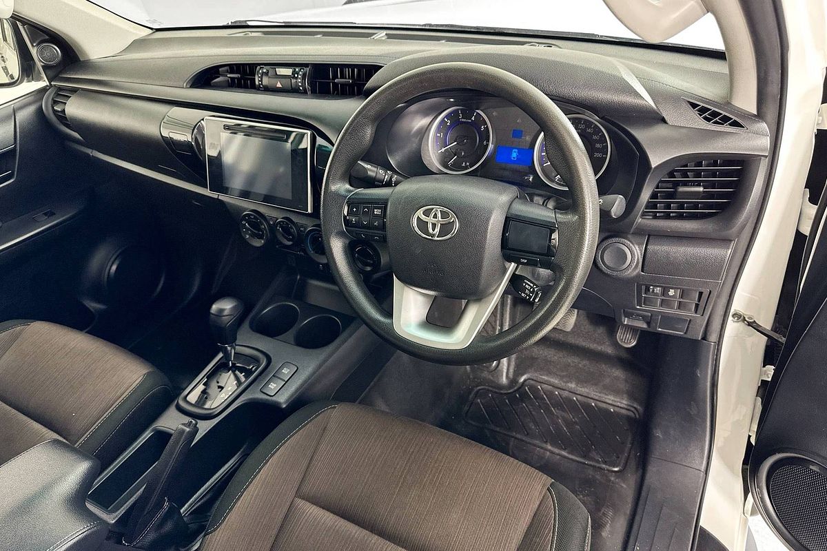 2017 Toyota HILUX SR (4x4) GUN126R 4X4