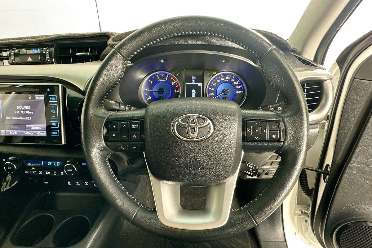 2017 Toyota HILUX SR5 (4x4) GUN126R 4X4