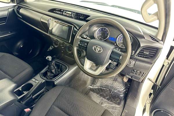 2017 Toyota HILUX SR (4x4) GUN126R 4X4