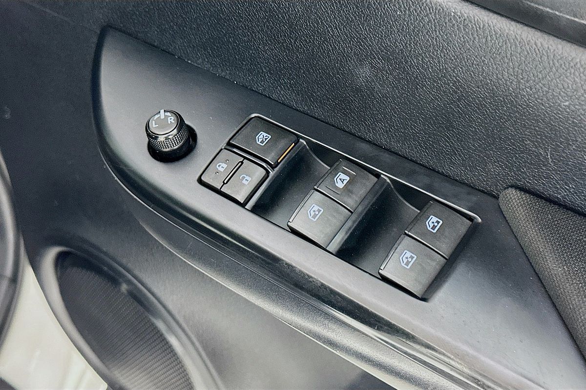 2017 Toyota HILUX SR (4x4) GUN126R MY17 4X4