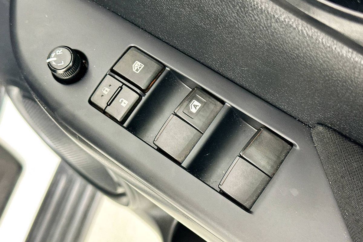 2021 Toyota HILUX SR (4x4) GUN126R FACELIFT 4X4