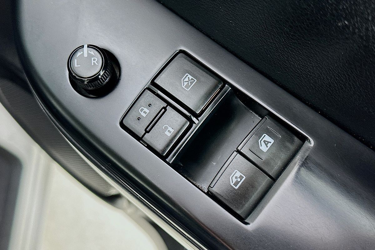 2017 Toyota HILUX WORKMATE GUN122R REAR WHEEL DRIVE