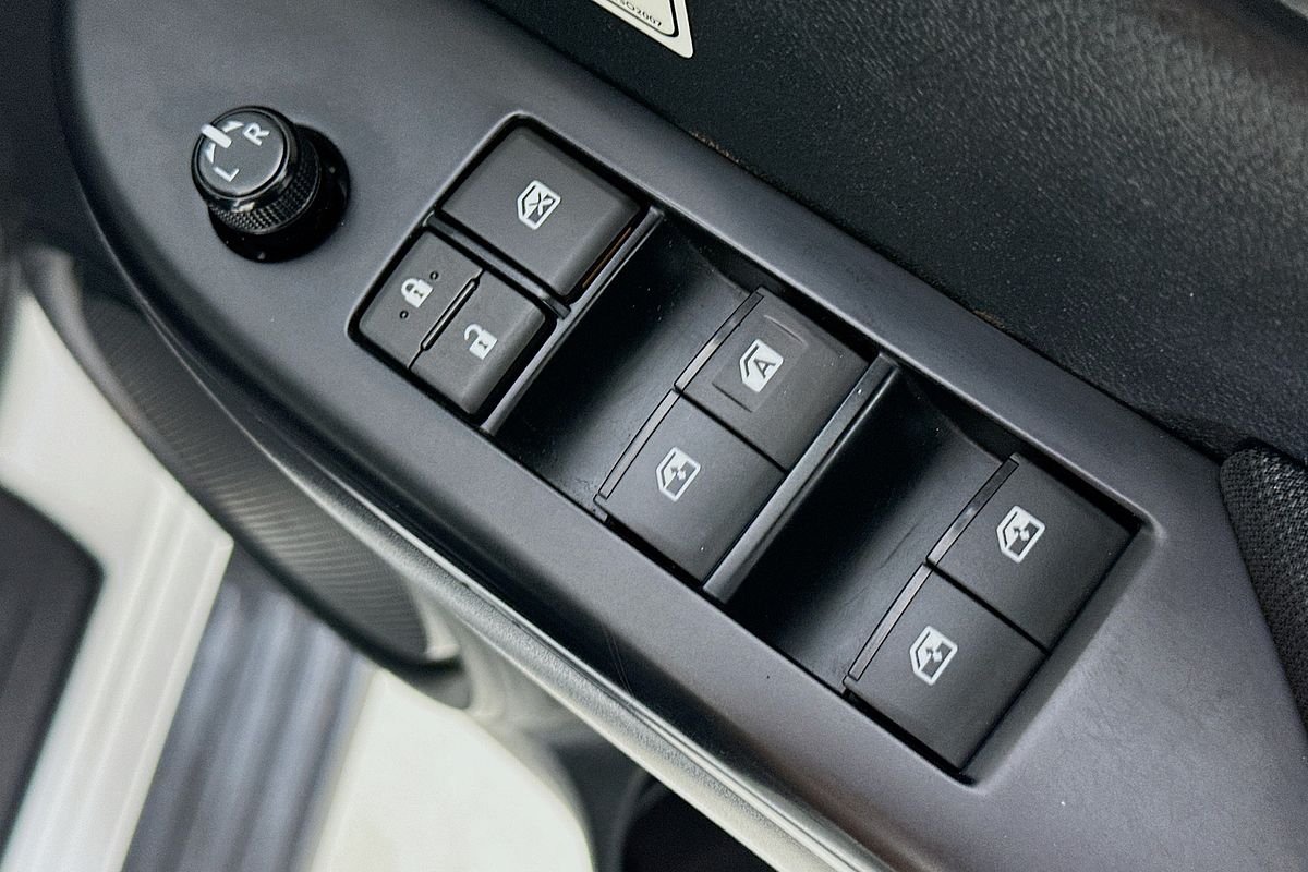 2020 Toyota HILUX SR (4x4) GUN126R FACELIFT 4X4