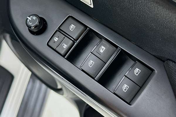 2020 Toyota HILUX SR (4x4) GUN126R FACELIFT 4X4
